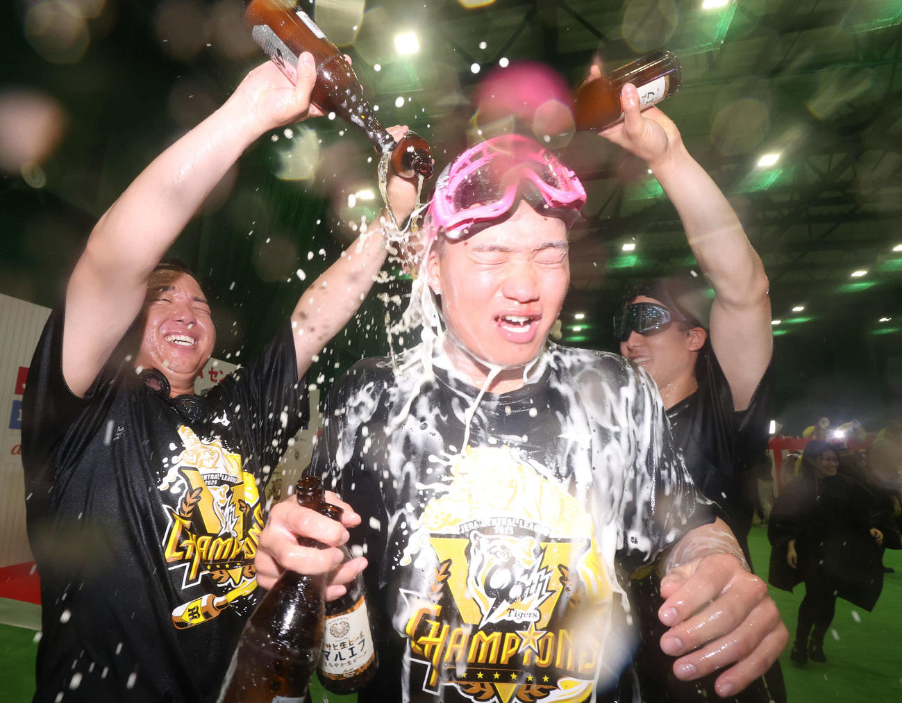 祝勝会でビールを浴びる阪神森下