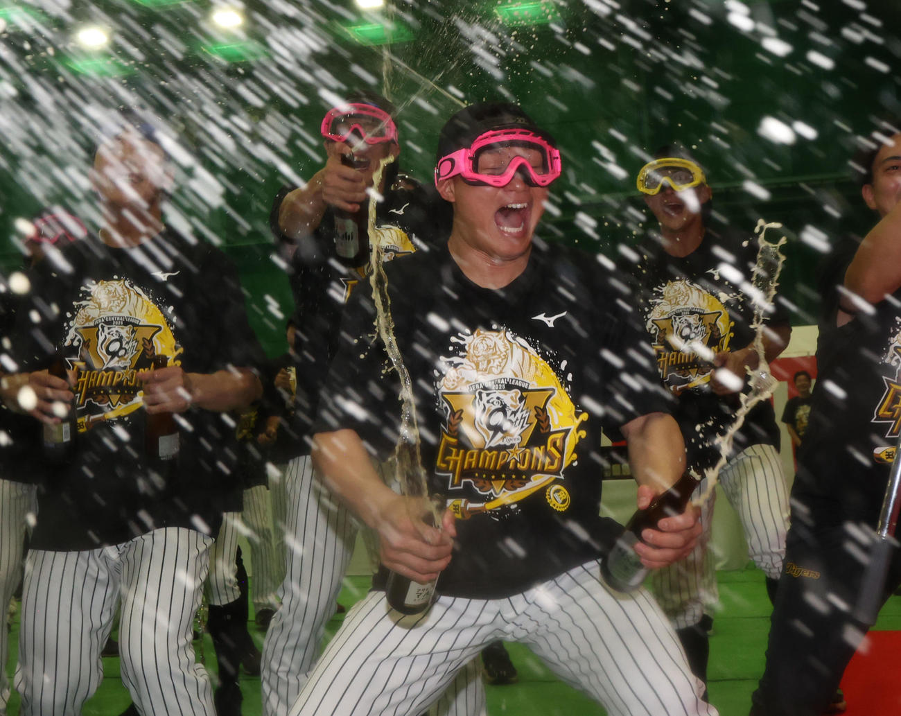 祝勝会でビールを浴びる阪神森下（撮影・サンケイスポーツ代表撮影）