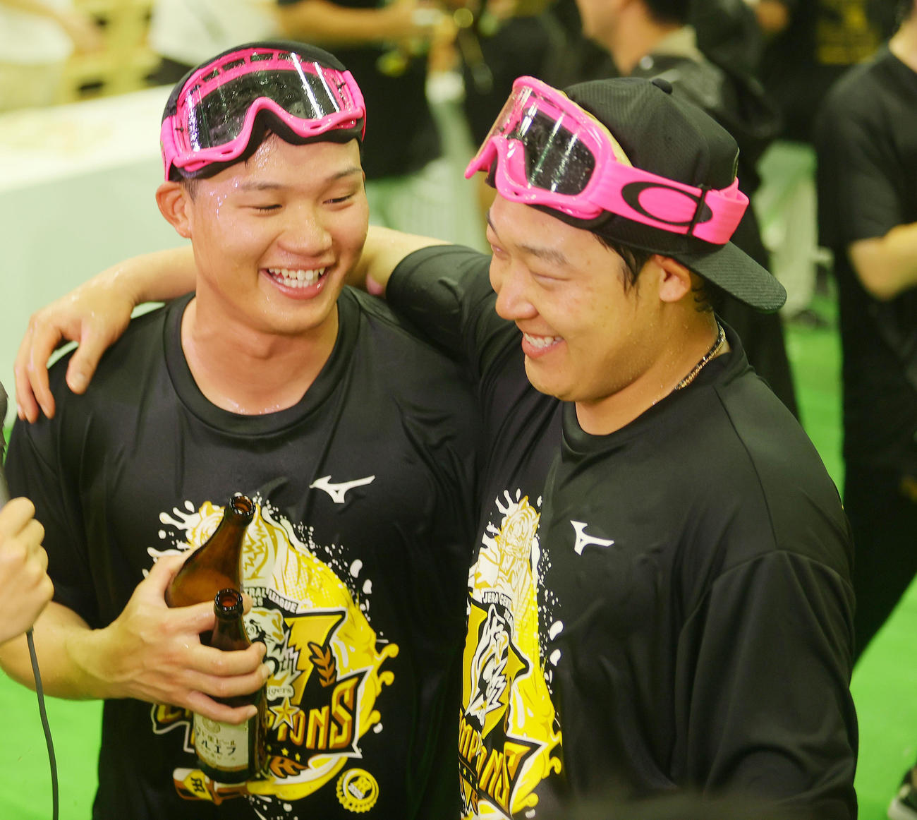 祝勝会で抱き合って喜ぶ阪神森下（左）と大山（撮影・上山淳一）