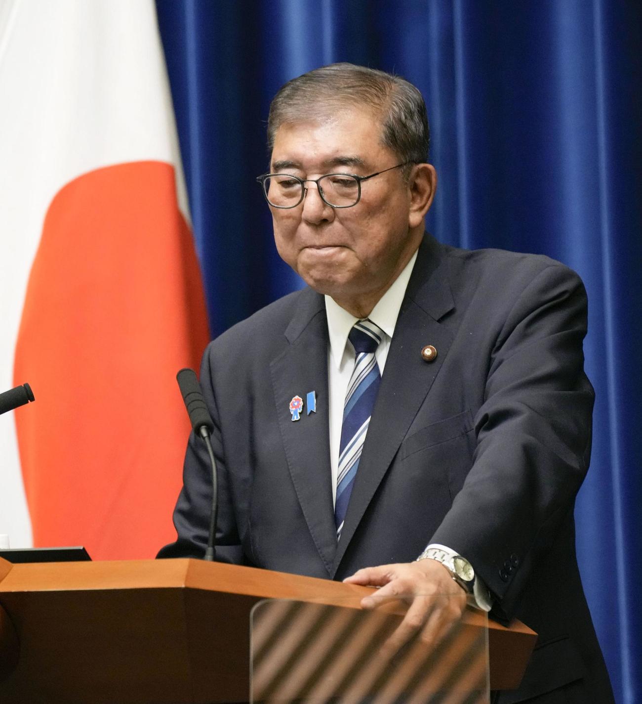 記者会見で厳しい表情を見せる石破首相（共同）