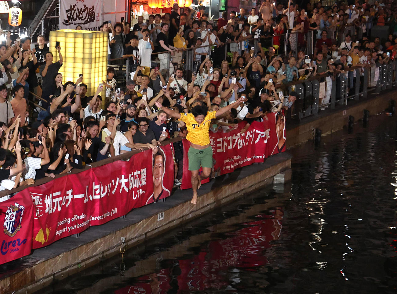 道頓堀に飛び込む阪神ファン（撮影・白石智彦）