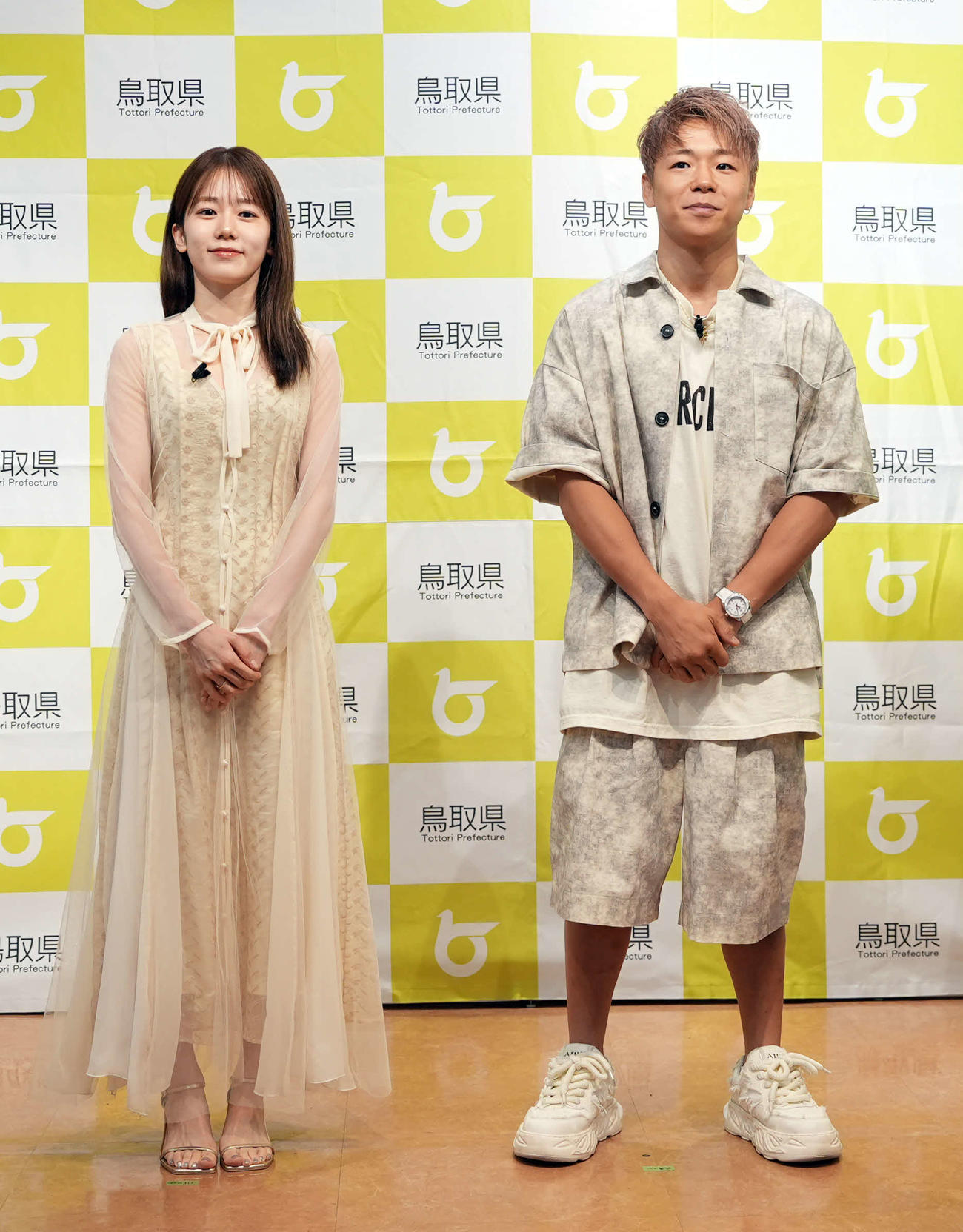 鳥取県「ベストペア（＝梨）」任命式に登場する川口葵（左）と武尊（撮影・小島史椰）