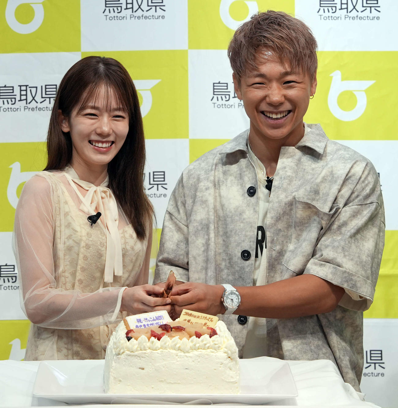 鳥取県「ベストペア（＝梨）」任命式に登場し、サプライズウエディングケーキにケーキ入刀する川口葵（左）と武尊（撮影・小島史椰）
