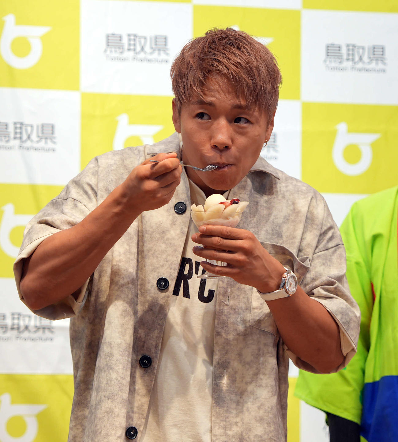 鳥取県「ベストペア（＝梨）」任命式に登場し、プレミアムとっとり梨パフェを試食する武尊（撮影・小島史椰）