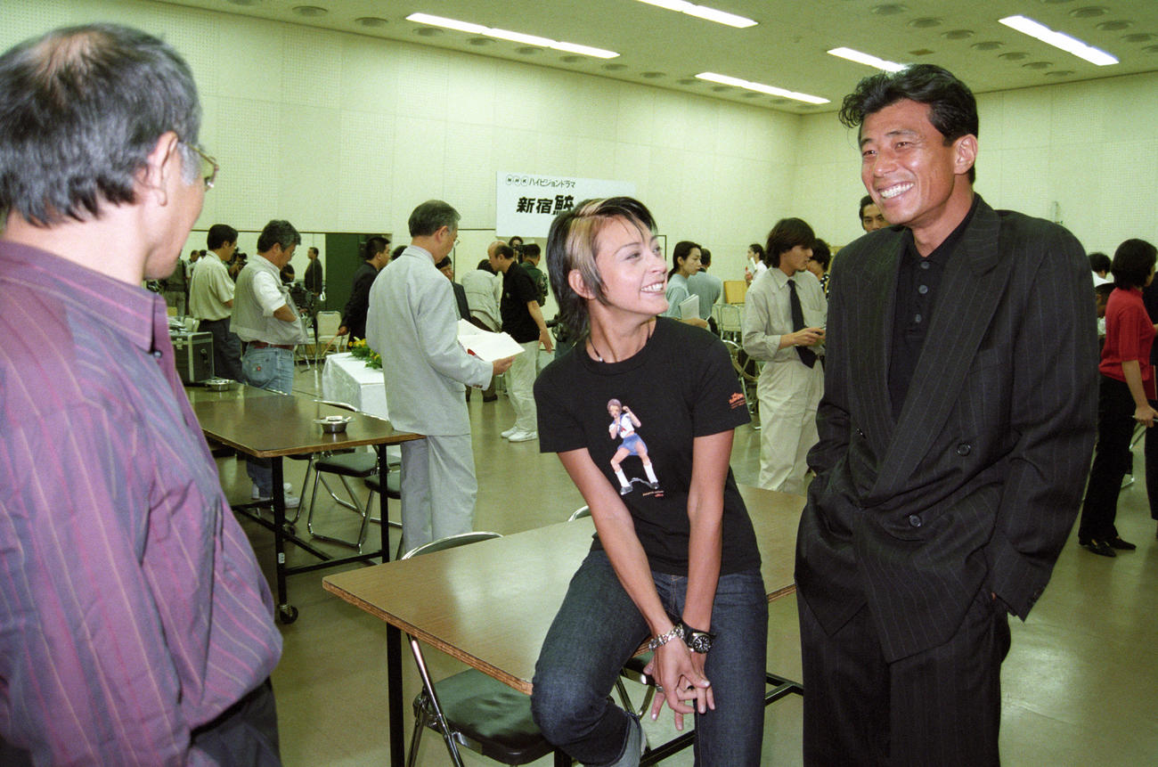 ドラマ制作発表会見で舘ひろし（右）と談笑する川村カオリさん（1997年8月撮影）