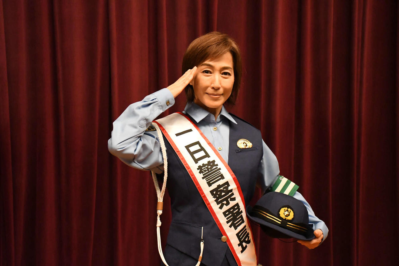 大阪府警南署の一日警察署長を務めた高島礼子（撮影・阪口孝志）