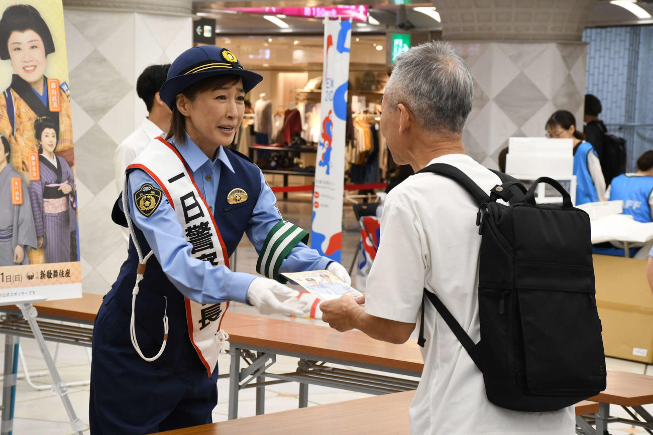 大阪府警南署の一日警察署長を務めた高島礼子（撮影・阪口孝志）