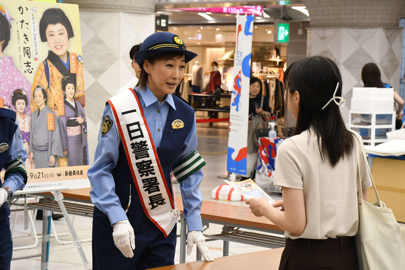 大阪府警南署の一日警察署長を務めた高島礼子（撮影・阪口孝志）