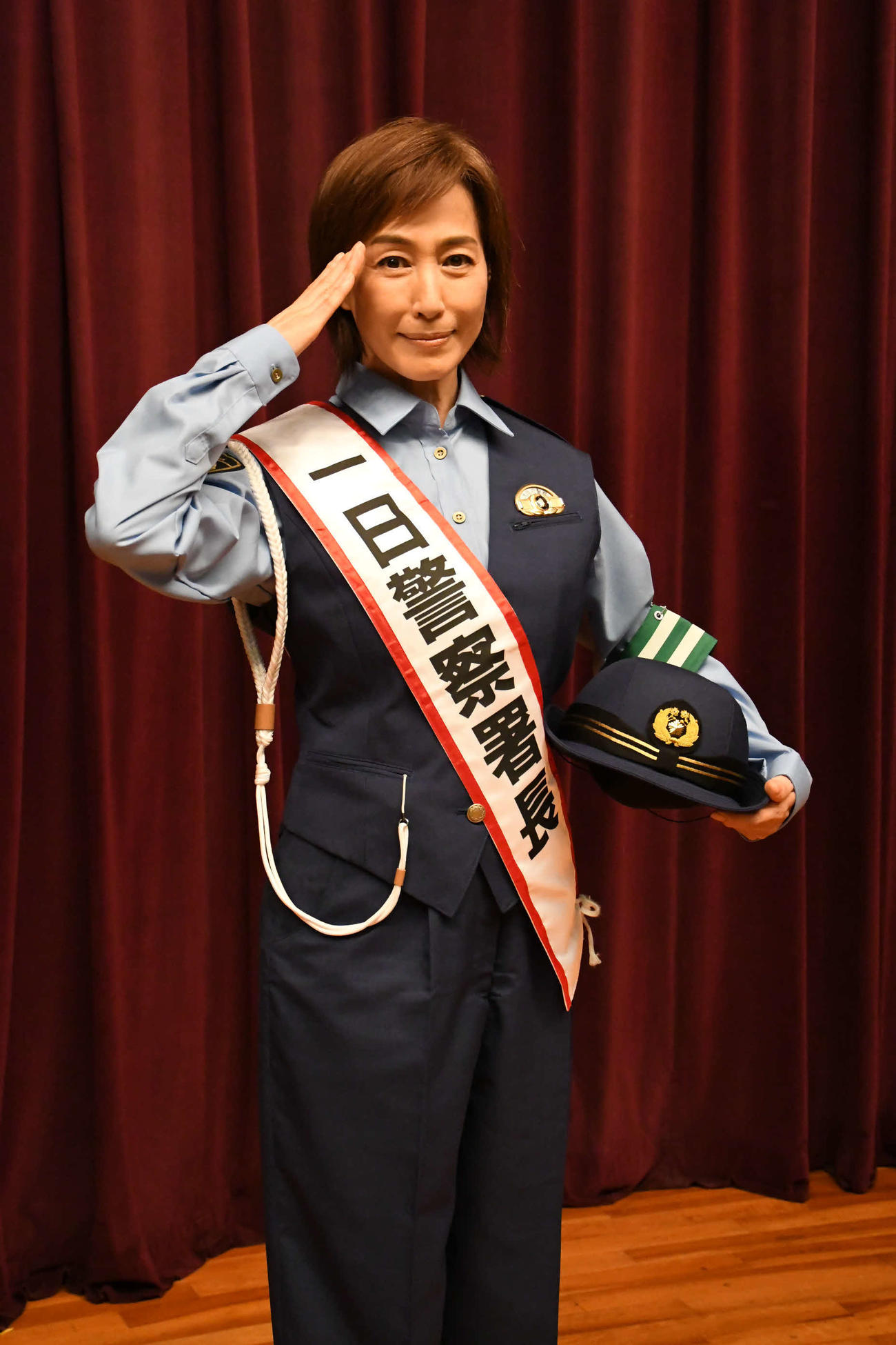 大阪府警南署の一日警察署長を務めた高島礼子（撮影・阪口孝志）