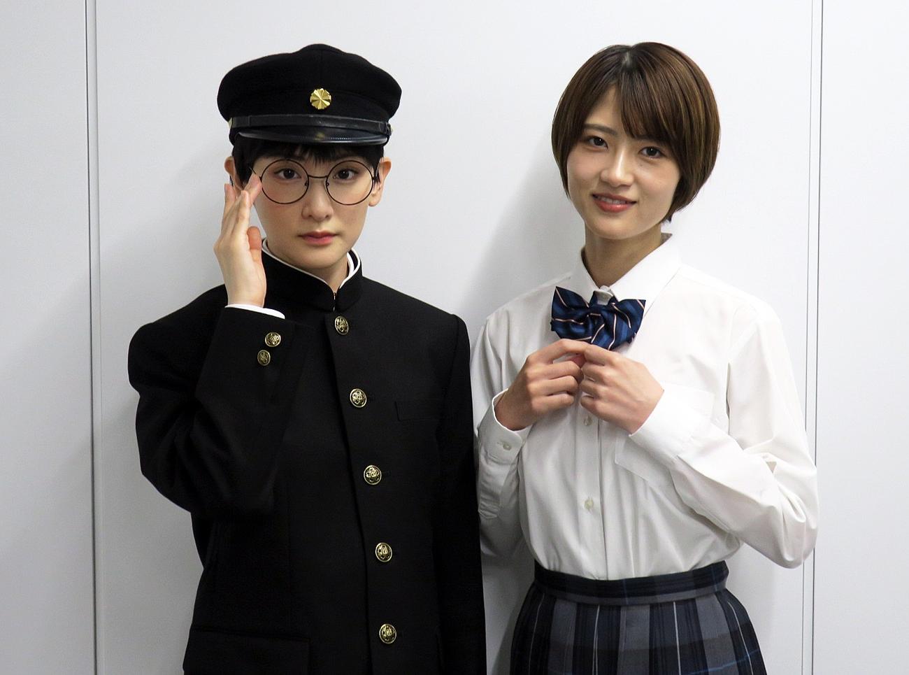 朗読演劇「図書委員界」取材会で。左から、生駒里奈、若月佑美