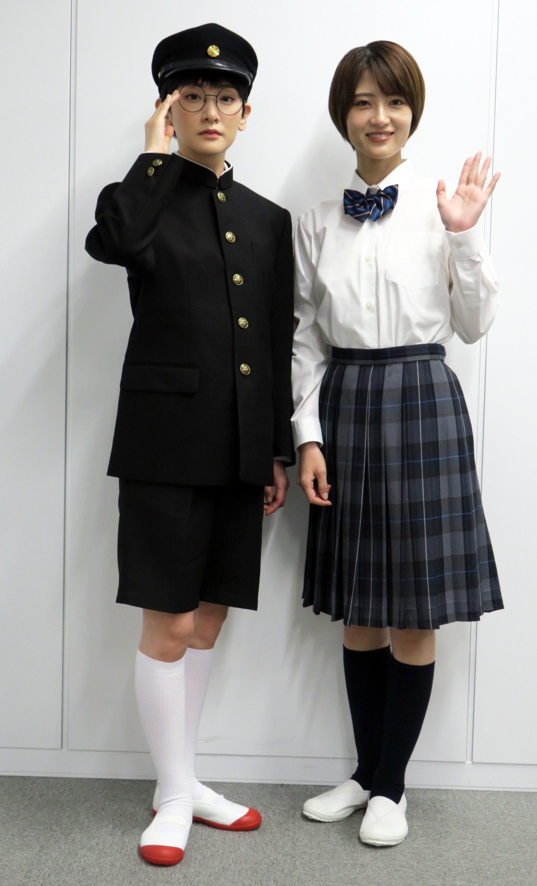 朗読演劇「図書委員界」取材会で。左から、生駒里奈、若月佑美