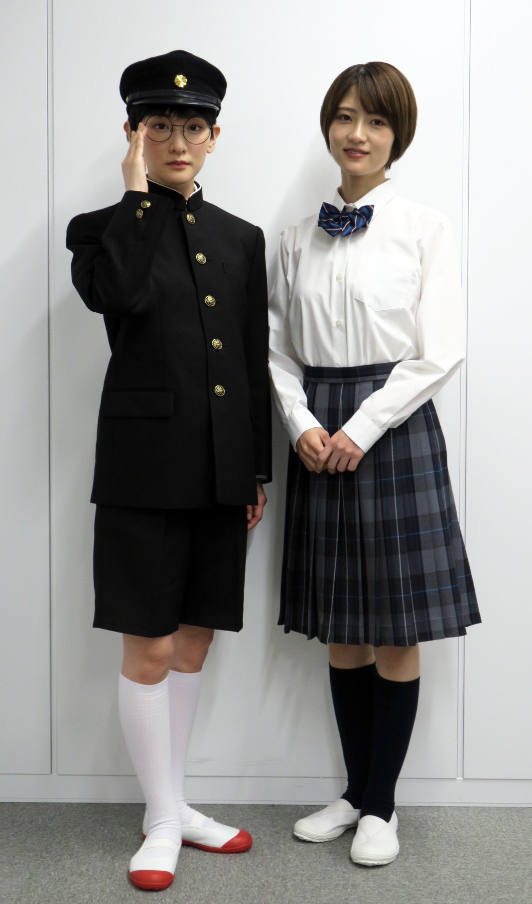 朗読演劇「図書委員界」取材会で。左から、生駒里奈、若月佑美