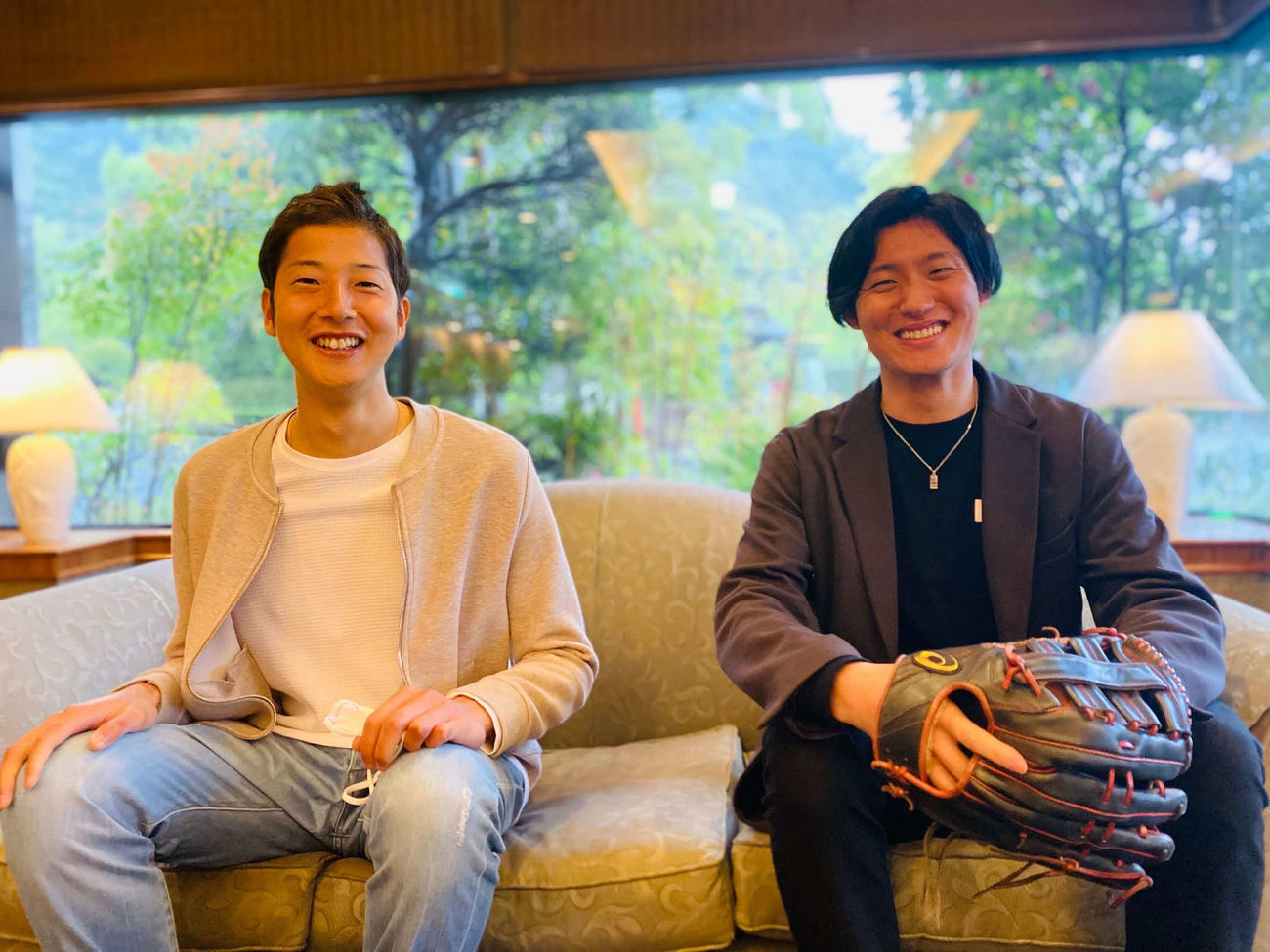 横田慎太郎さん（左）と生前、親交が深かった松谷鷹也（C）2025「栄光のバックホーム」製作委員会
