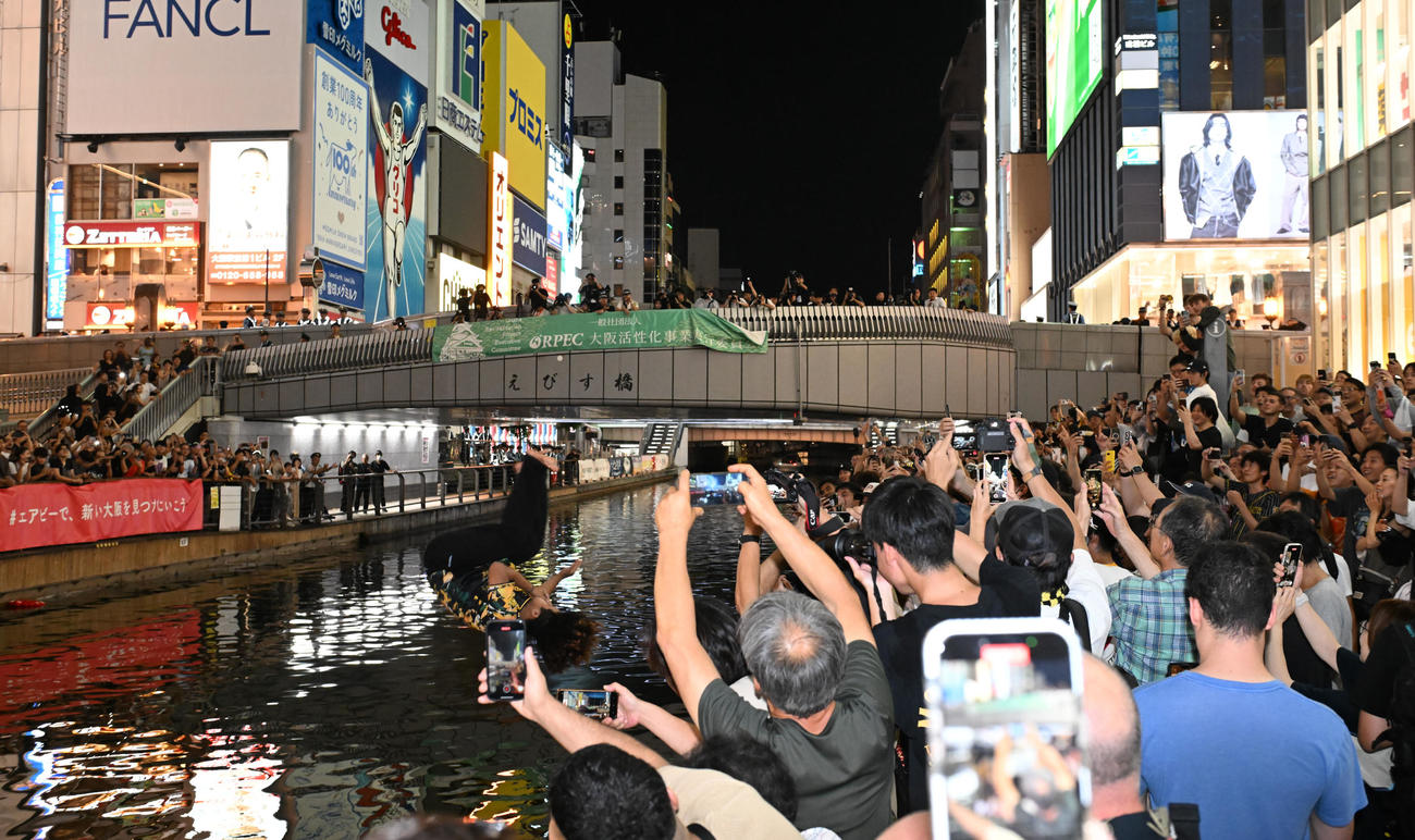 7日、道頓堀川に飛び込む阪神ファン