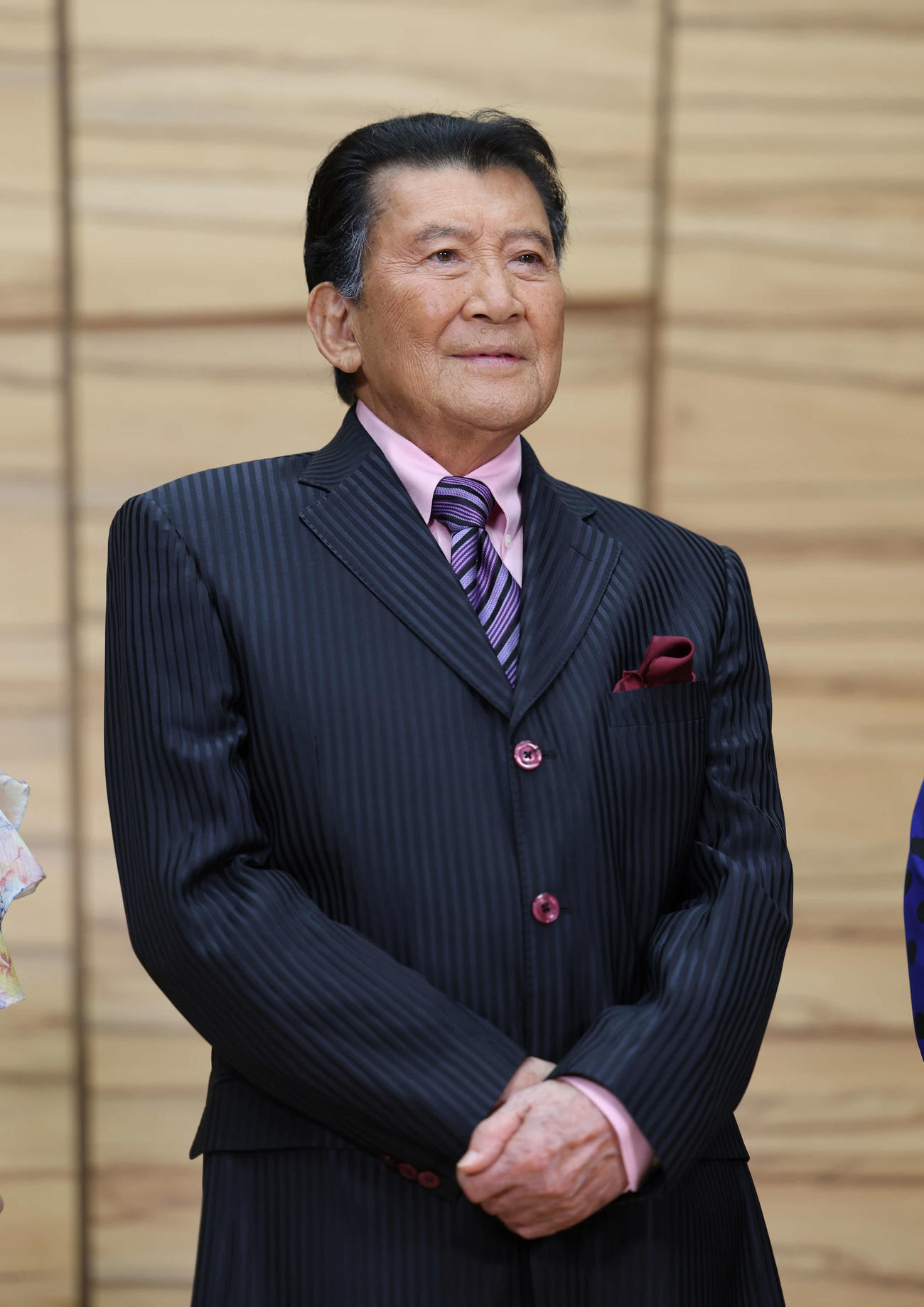 記念撮影に応じる里見浩太朗（撮影・増田悦実）