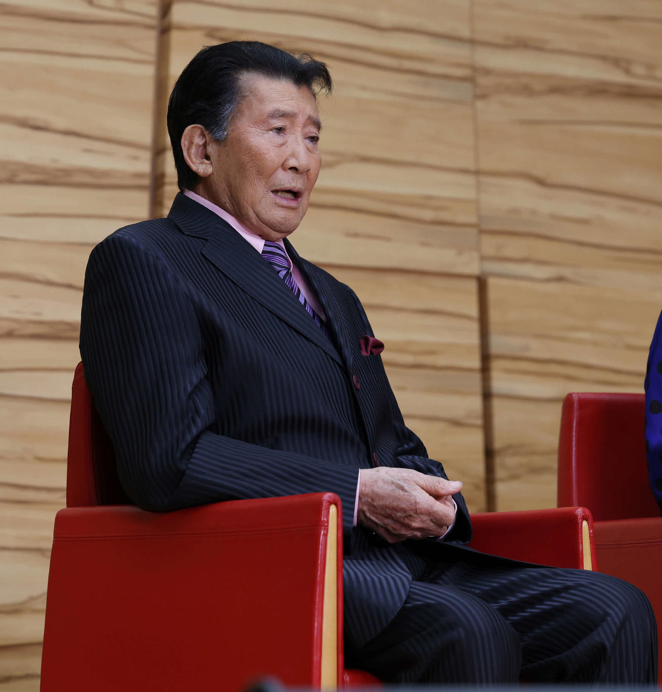 囲み取材で話をする里見浩太朗（撮影・増田悦実）