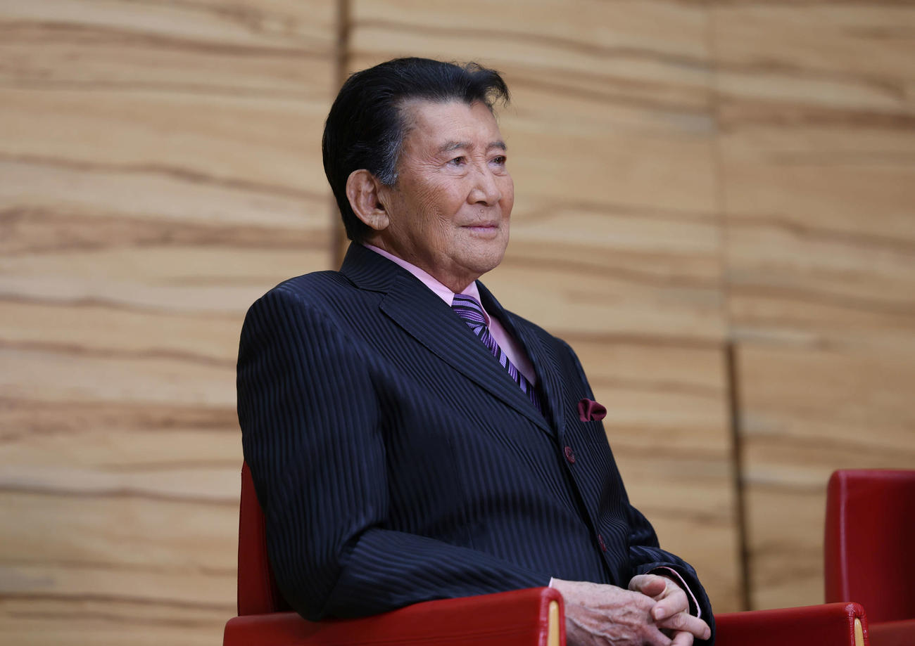 囲み取材に応じる里見浩太朗（撮影・増田悦実）