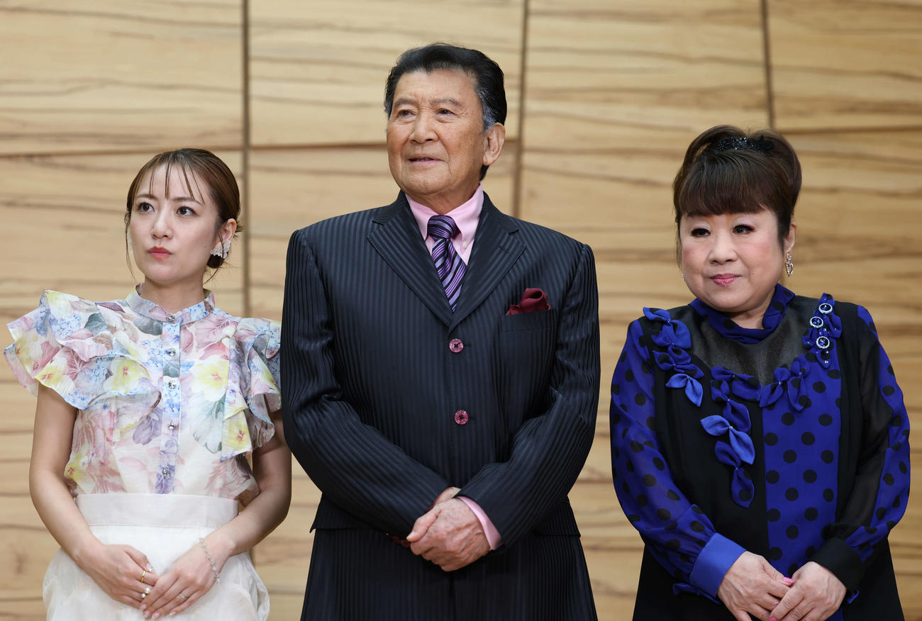 記念撮影に応じる左から高橋みなみ、里見浩太朗、天童よしみ（撮影・増田悦実）