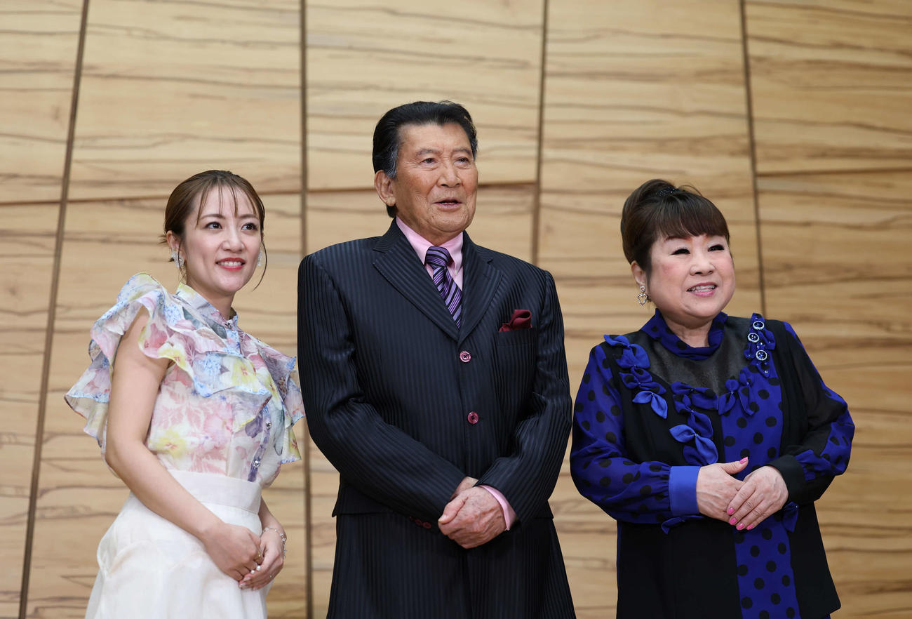 記念撮影に応じる左から高橋みなみ、里見浩太朗、天童よしみ（撮影・増田悦実）