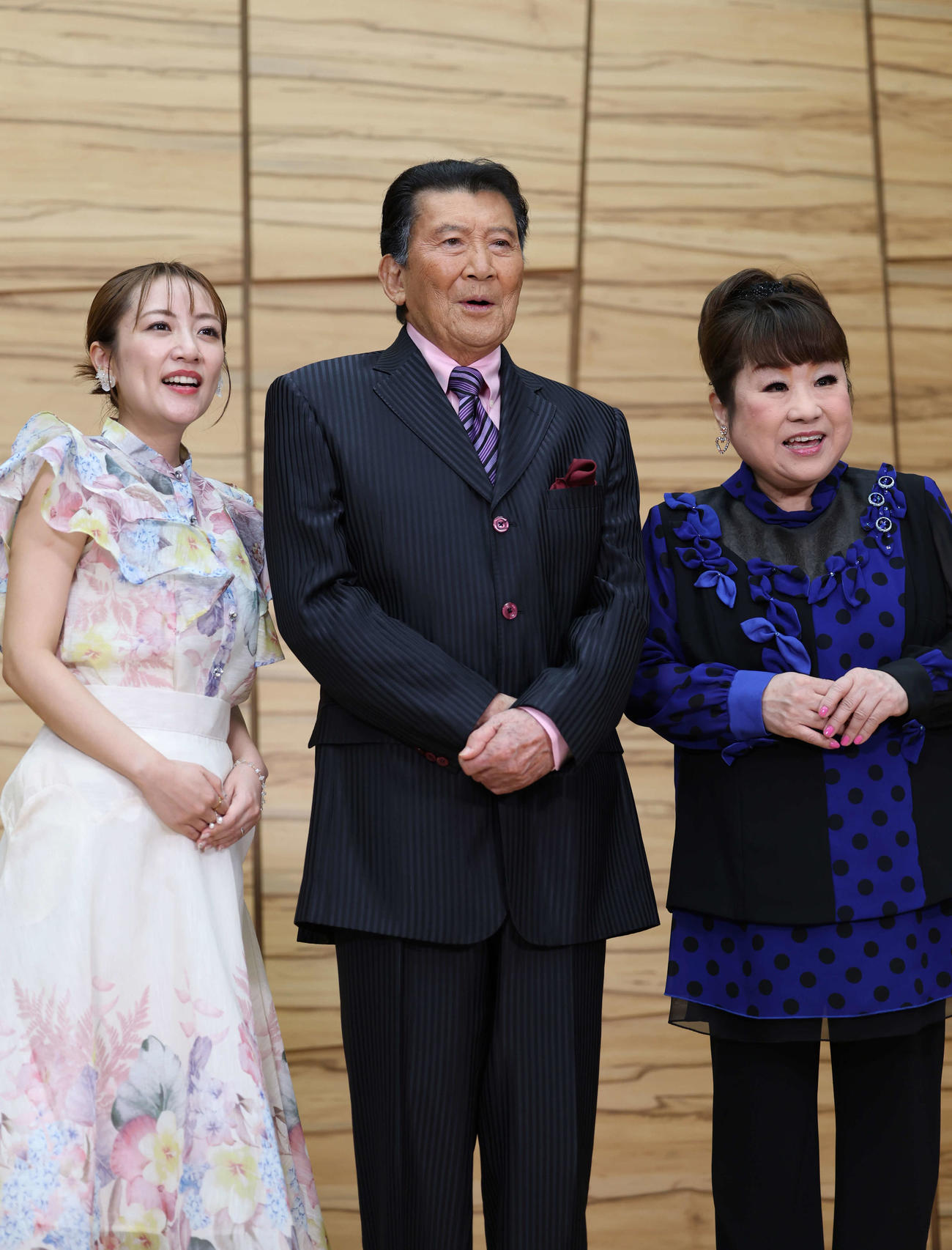 記念撮影に応じる左から高橋みなみ、里見浩太朗、天童よしみ（撮影・増田悦実）