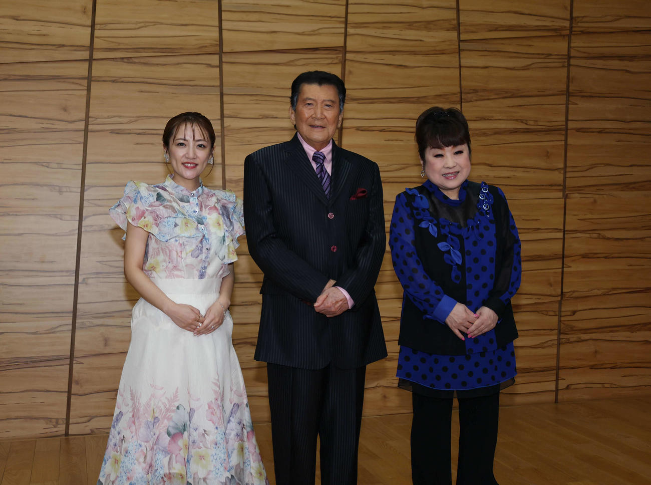 記念撮影に応じる左から高橋みなみ、里見浩太朗、天童よし（撮影・増田悦実）