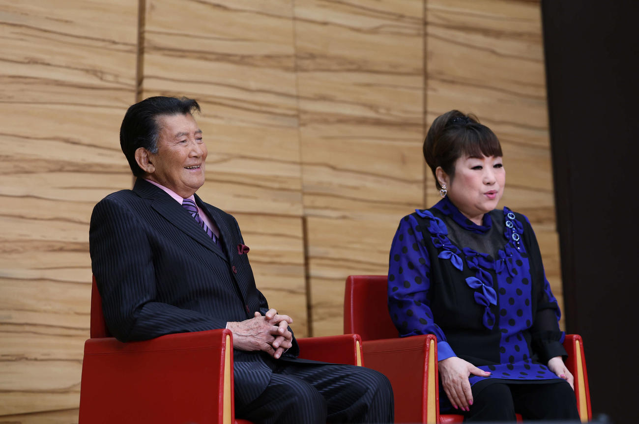 囲み取材に応じる里見浩太朗（左）と天童よしみ（撮影・増田悦実）