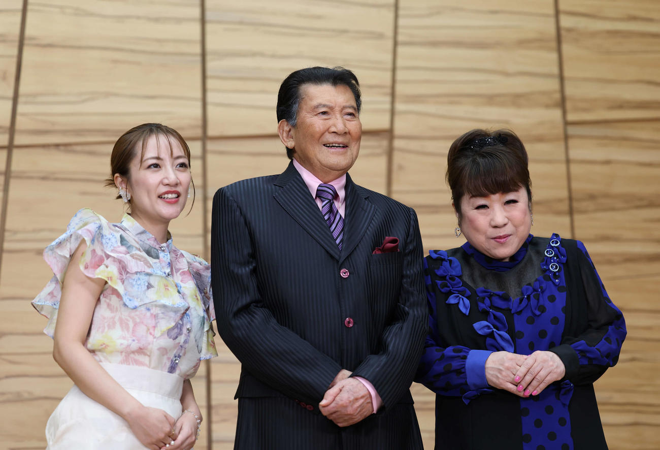 記念撮影で里見浩太朗（中央）が美空ひばりの曲を歌い、笑顔を見せる高橋みなみ（左）と天童よしみ（撮影・増田悦実）