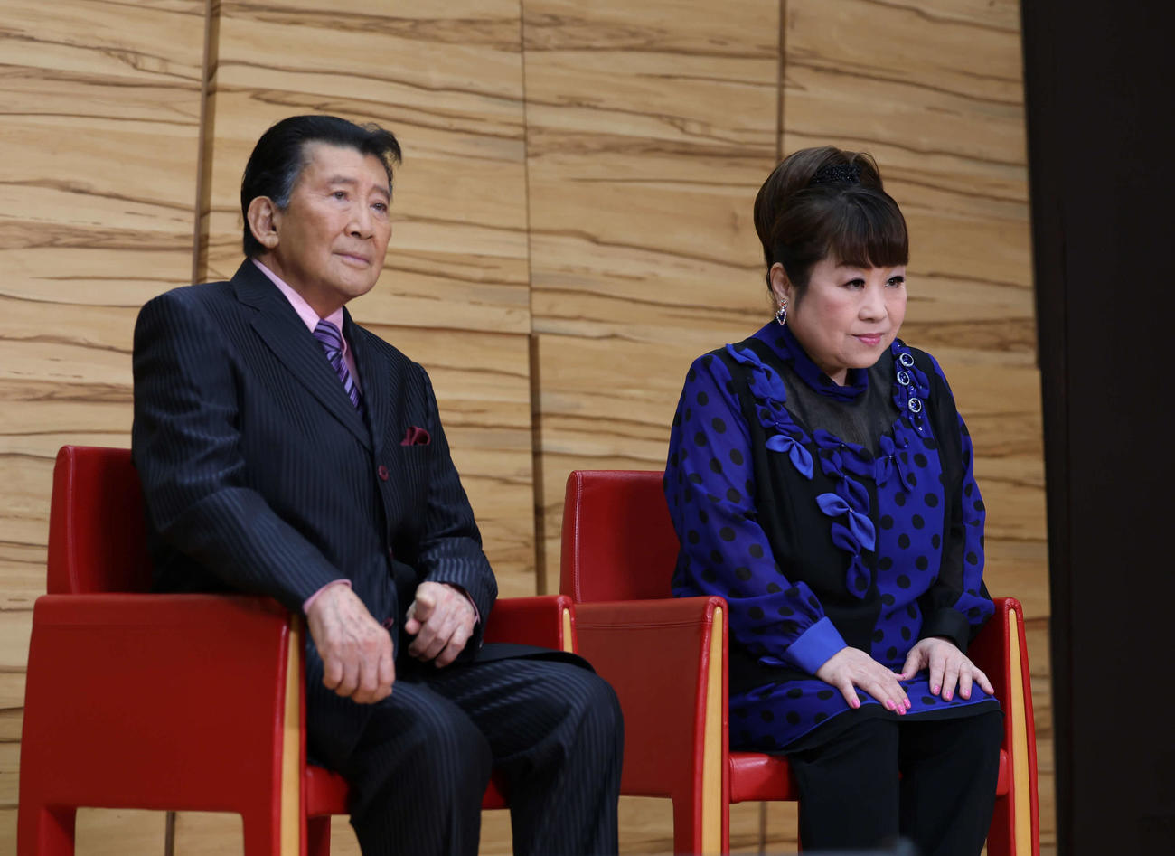 囲み取材に応じる里見浩太朗（左）と天童よしみ（撮影・増田悦実）