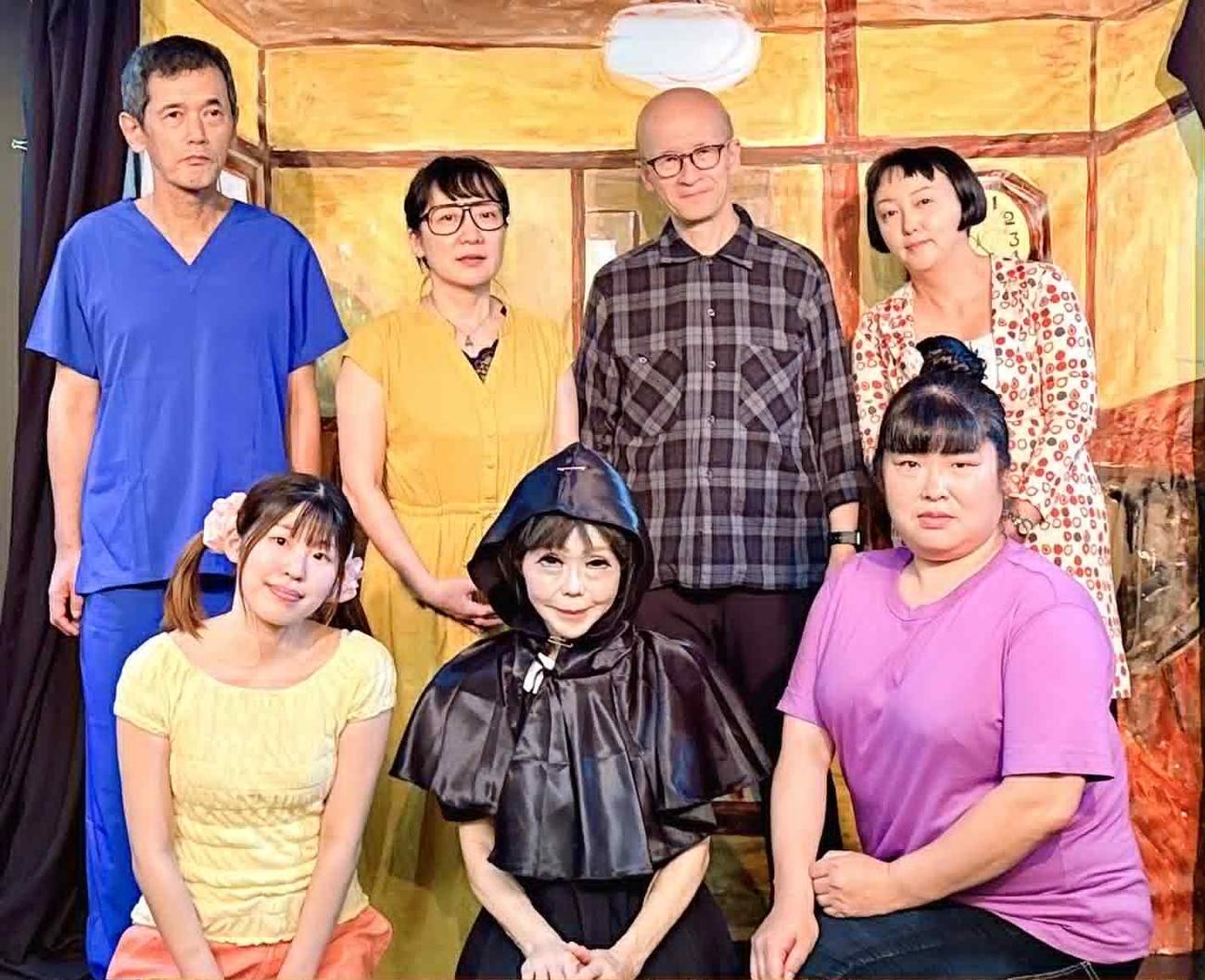 「劇団ハートひとみん」の公演を行った恵中瞳（前列中央）