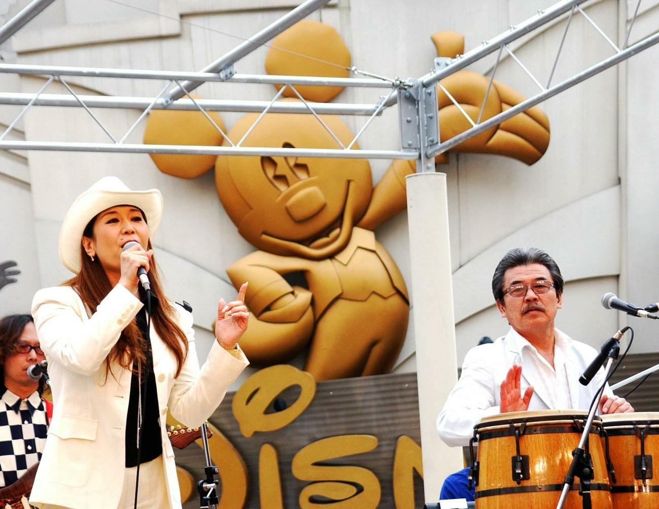 ペドロ＆カプリシャス新曲発表会で歌うボーカルの松平直子。右はペドロ梅村（2004年撮影）
