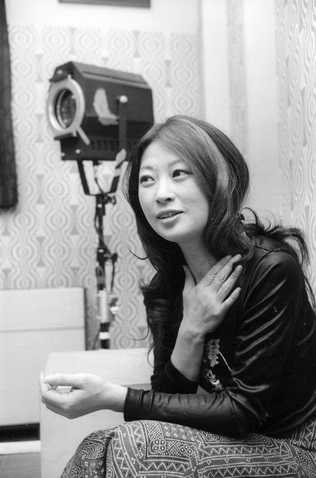 1975年10月　芝居「ガラスのパスポート」を公演する吉行和子