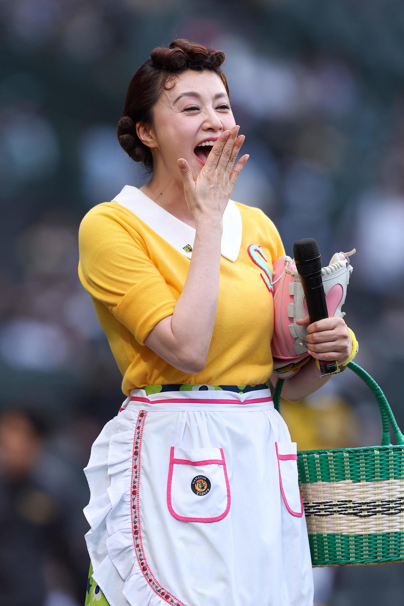 阪神対巨人　試合前、ファーストピッチセレモニーに登場した藤原紀香（2025年7月2日撮影）