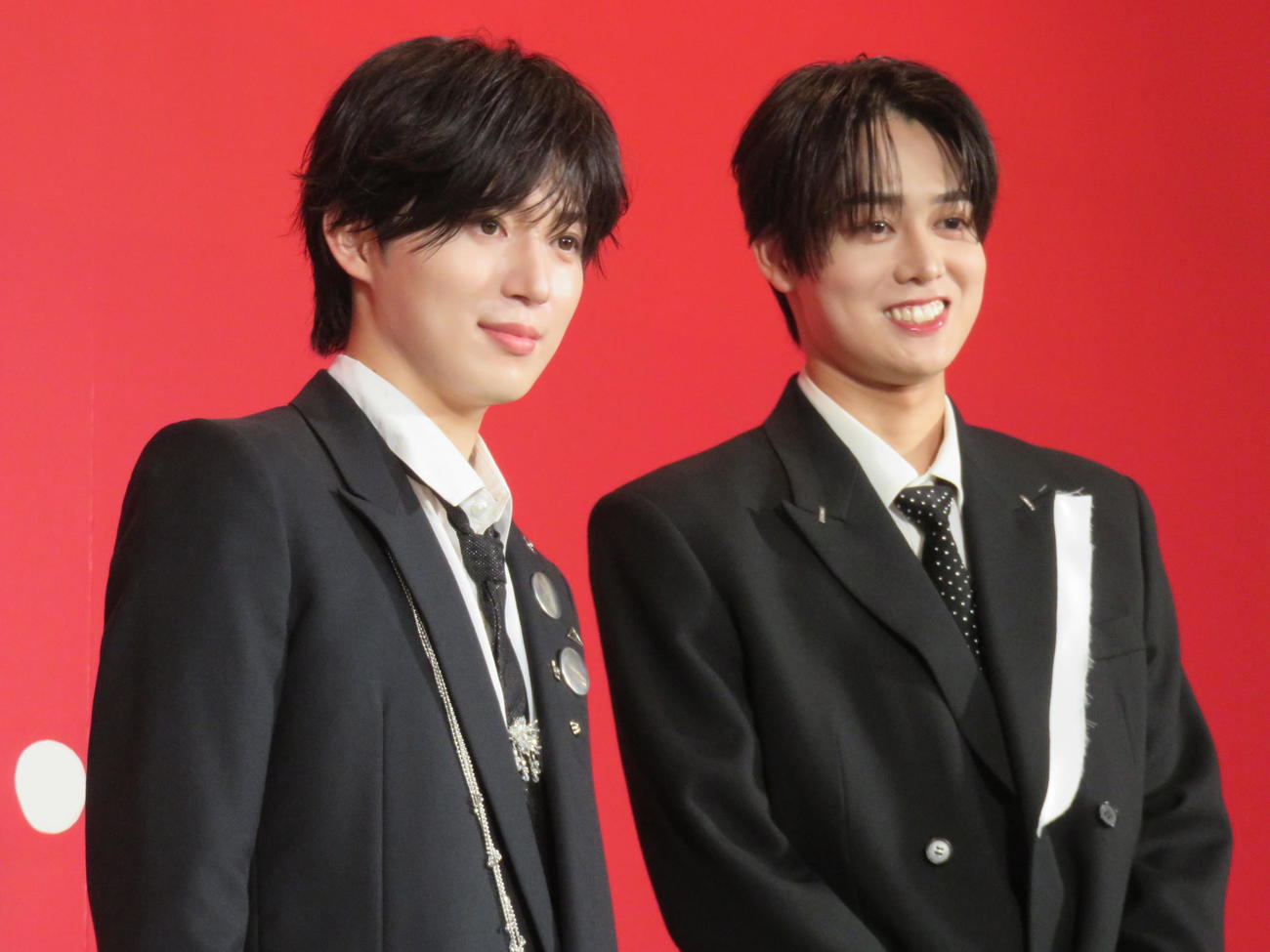 2人体制では最初で最後となるファンミーティング前に取材に臨む西山智樹（左）と前田大輔
