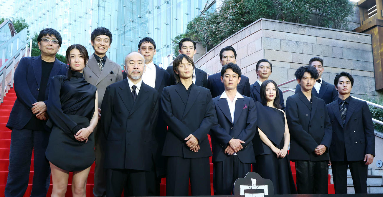 映画「宝島」東京プレミア　レッドカーペットイベントに登壇し、フォトセッションを行ったキャスト。1列目左から瀧内公美、塚本晋也、窪田正孝、妻夫木聡、広瀬すず、永山瑛太、中村蒼、2列目左から大友啓史監督、村田秀亮、木幡竜、栄莉弥、尚玄、奥野瑛太、デリック・ドーバー（撮影・山本朝陽）