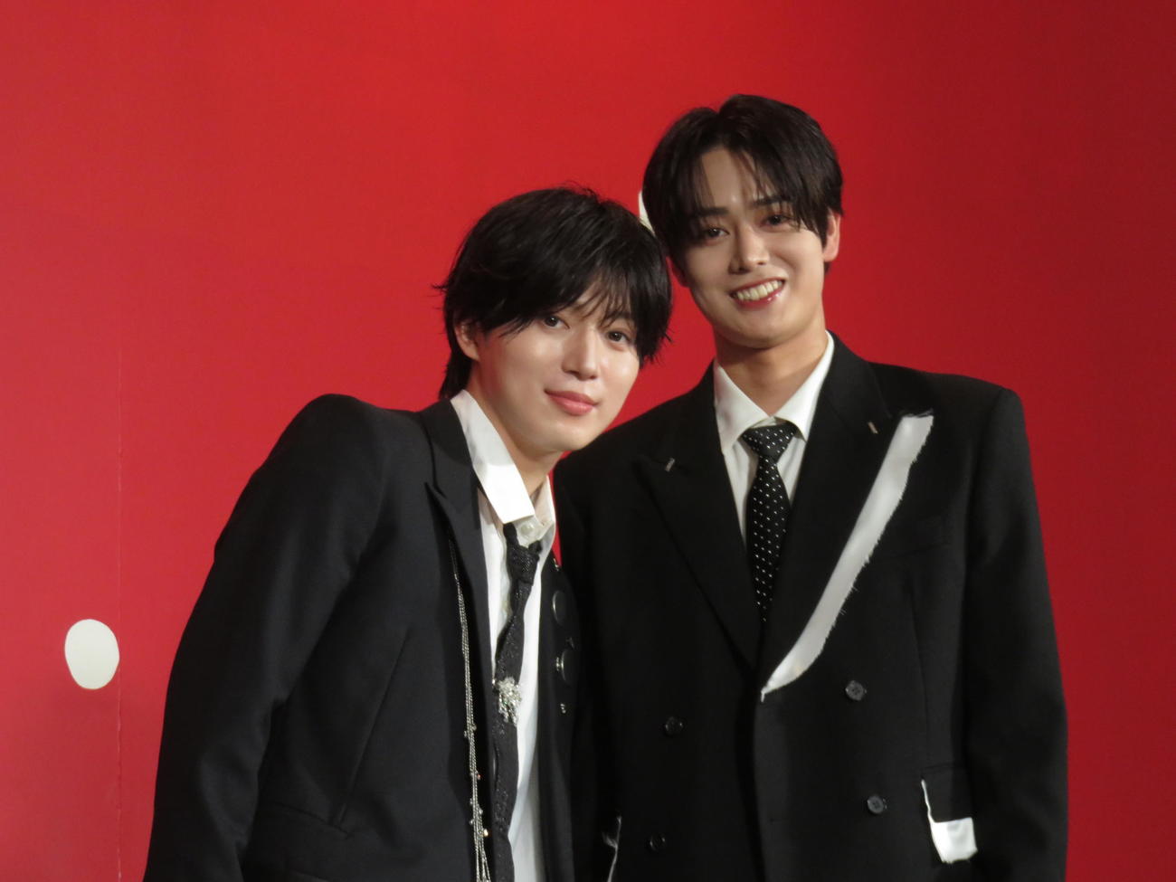 2人体制では最初で最後となるファンミーティング前に取材に臨む西山智樹（左）と前田大輔