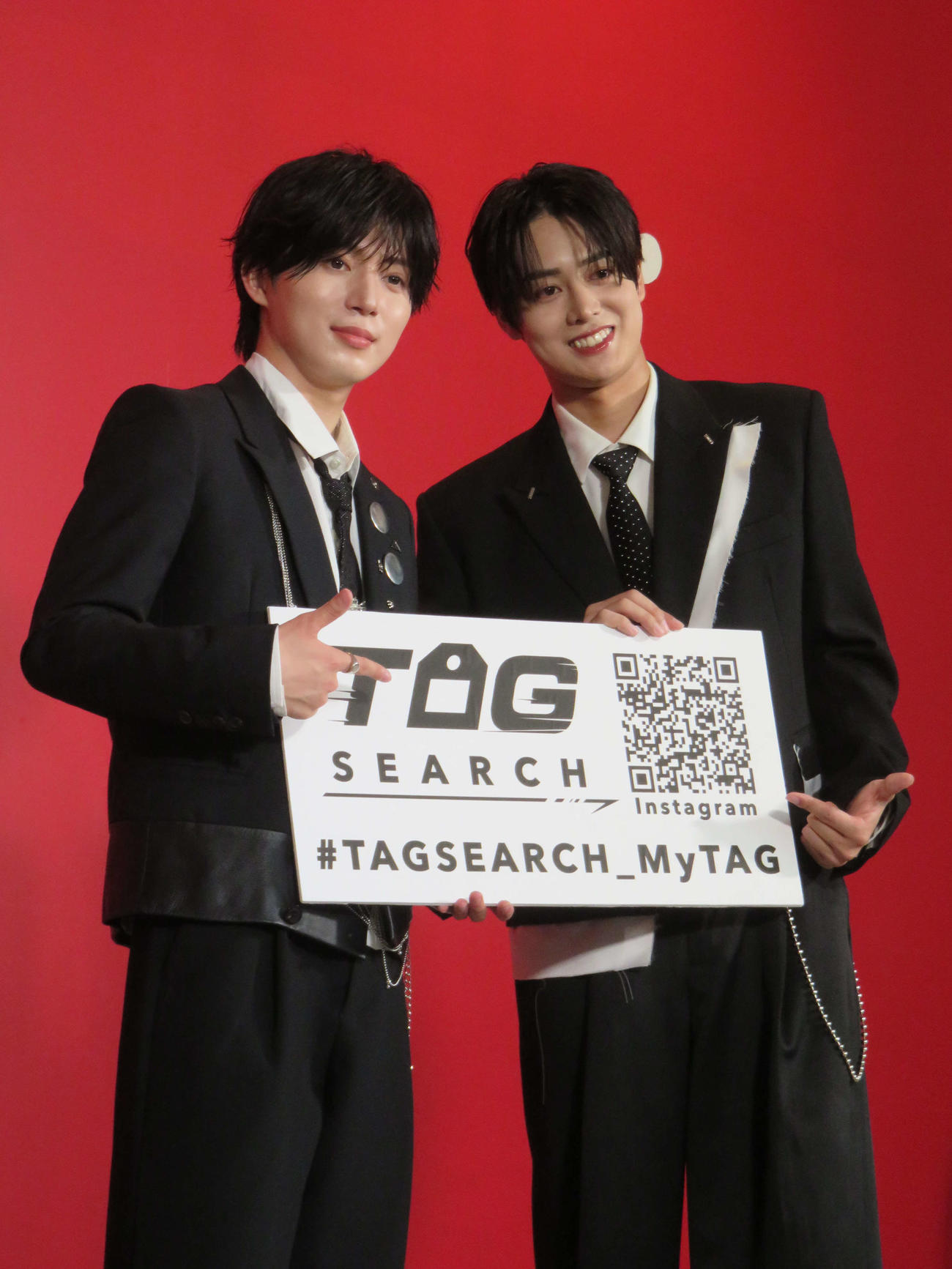 2人体制では最初で最後となるファンミーティング前に取材に臨む西山智樹（左）と前田大輔