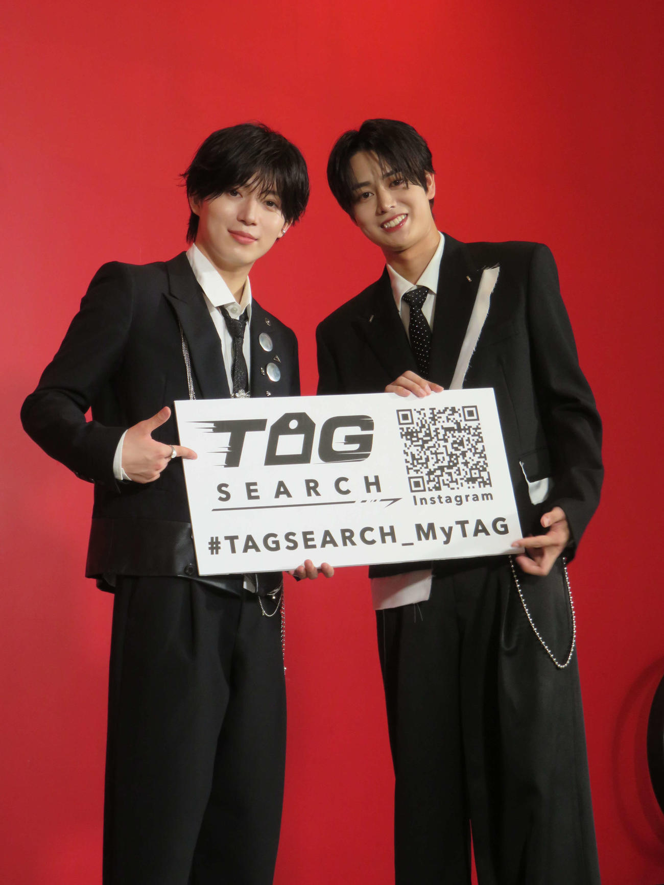 2人体制では最初で最後となるファンミーティング前に取材に臨む西山智樹（左）と前田大輔