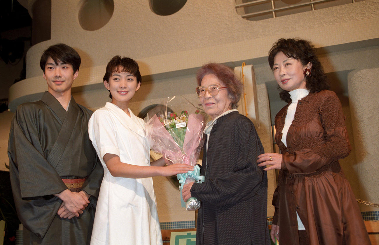 97年5月、NHK連続テレビ小説「あぐり」会見で、田中美里（左から2人目）と記念写真に納まる、原作者の吉行あぐりさん（左から3人目）。右は吉行和子さん