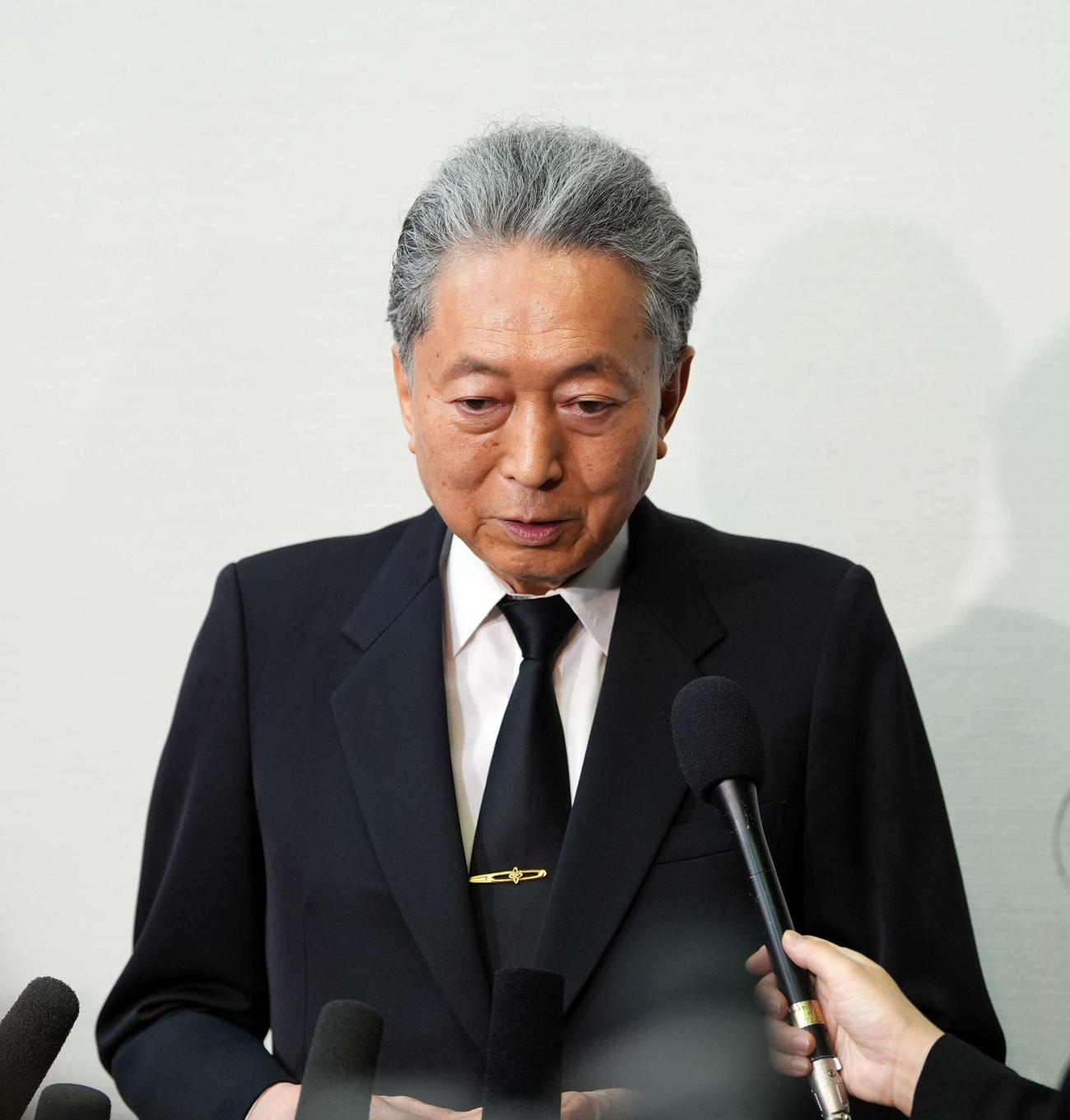 橋幸夫さんの通夜に訪れ、取材に応じた鳩山由紀夫（撮影・小島史椰）