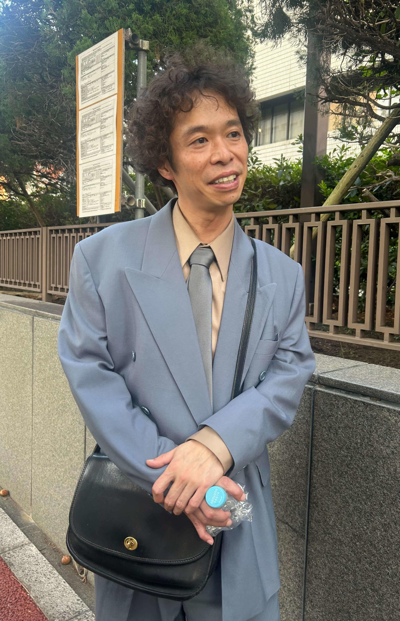 裁判の尋問を終え、取材に応じる渡邊センス（撮影・松尾幸之介）