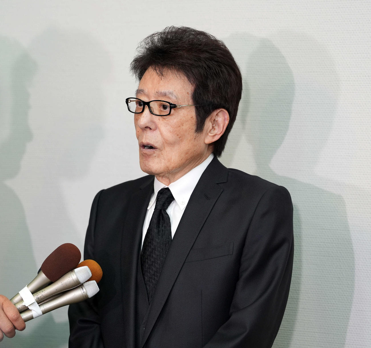 橋幸夫さんの通夜に訪れ、取材に応じた舟木一夫（撮影・小島史椰）