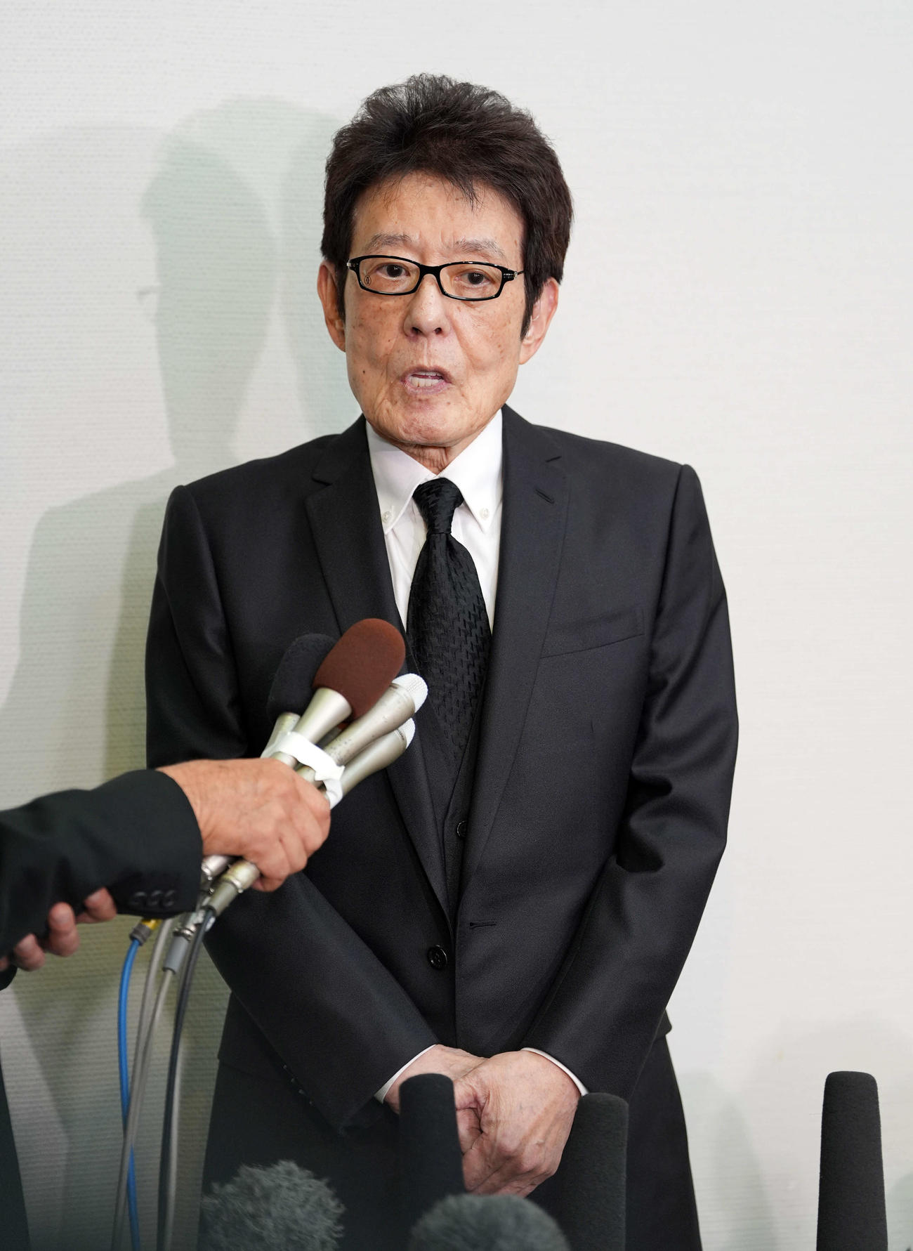 橋幸夫さんの通夜に訪れ、取材に応じた舟木一夫（撮影・小島史椰）