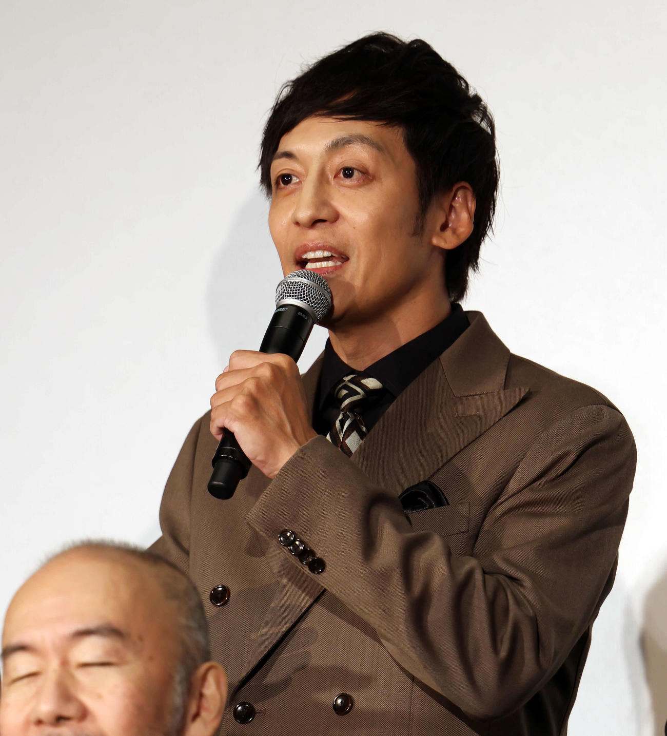 映画「宝島」東京プレミア　舞台あいさつに登壇し、話すとろサーモン村田秀亮（撮影・山本朝陽）