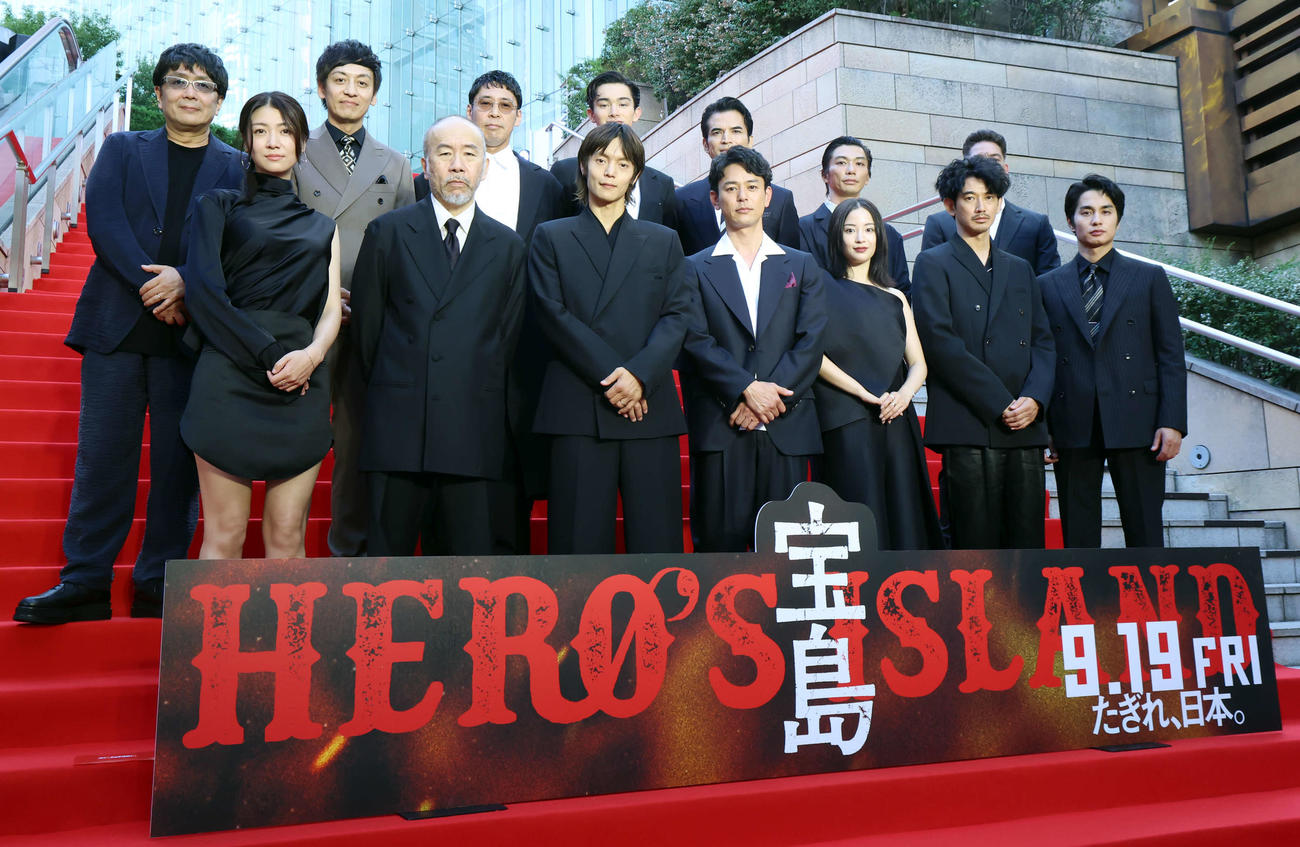 映画「宝島」東京プレミア　レッドカーペットイベントに登壇し、フォトセッションを行ったキャスト。前列左から瀧内公美、塚本晋也、窪田正孝、妻夫木聡、広瀬すず、永山瑛太、中村蒼、後列左から大友啓史監督、村田秀亮、木幡竜、栄莉弥、尚玄、奥野瑛太、デリック・ドーバー（撮影・山本朝陽）