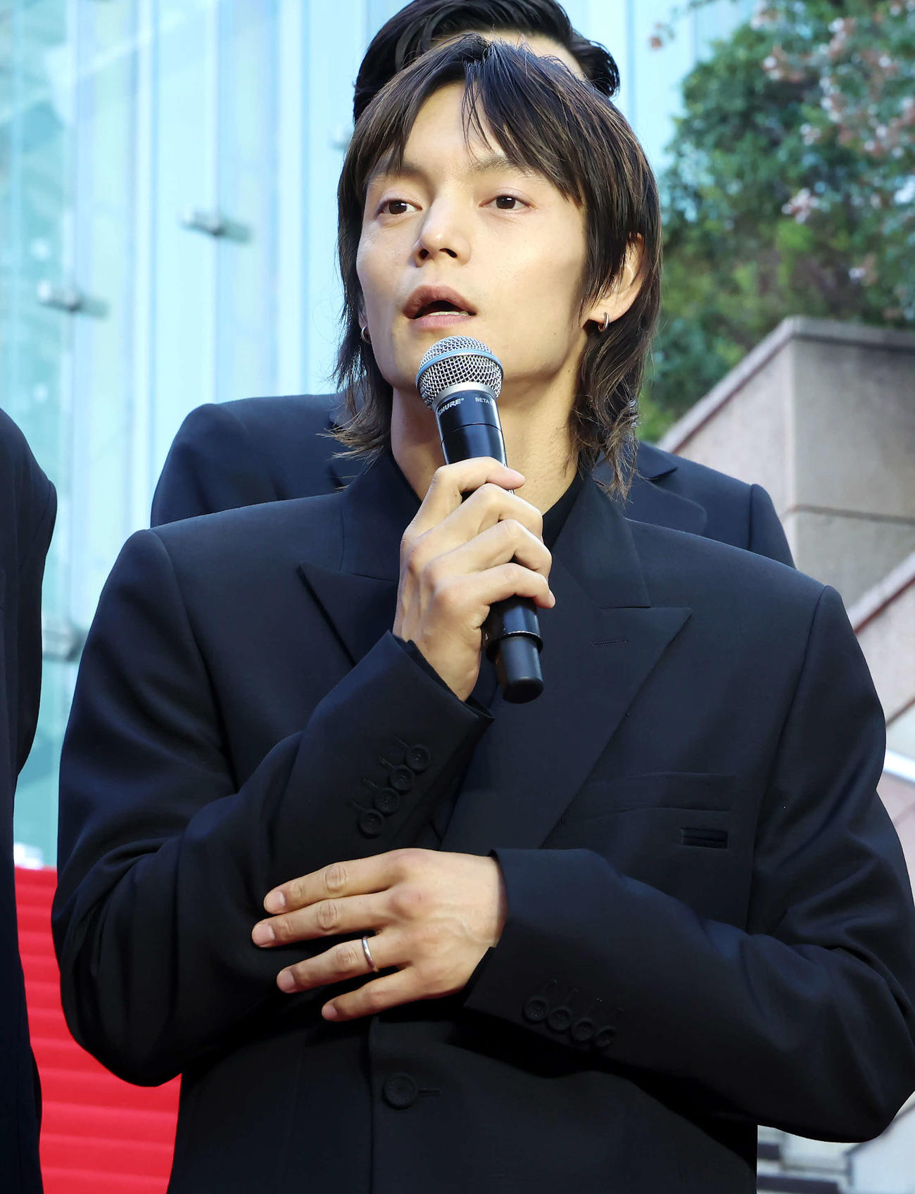 映画「宝島」東京プレミア　レッドカーペットイベントに登壇し、話す窪田正孝（撮影・山本朝陽）