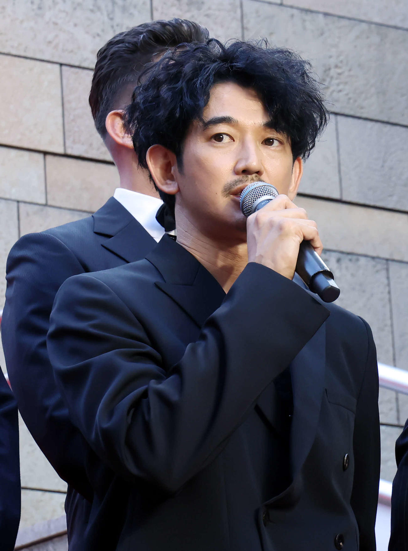 映画「宝島」東京プレミア　レッドカーペットイベントに登壇し、話す永山瑛太（撮影・山本朝陽）
