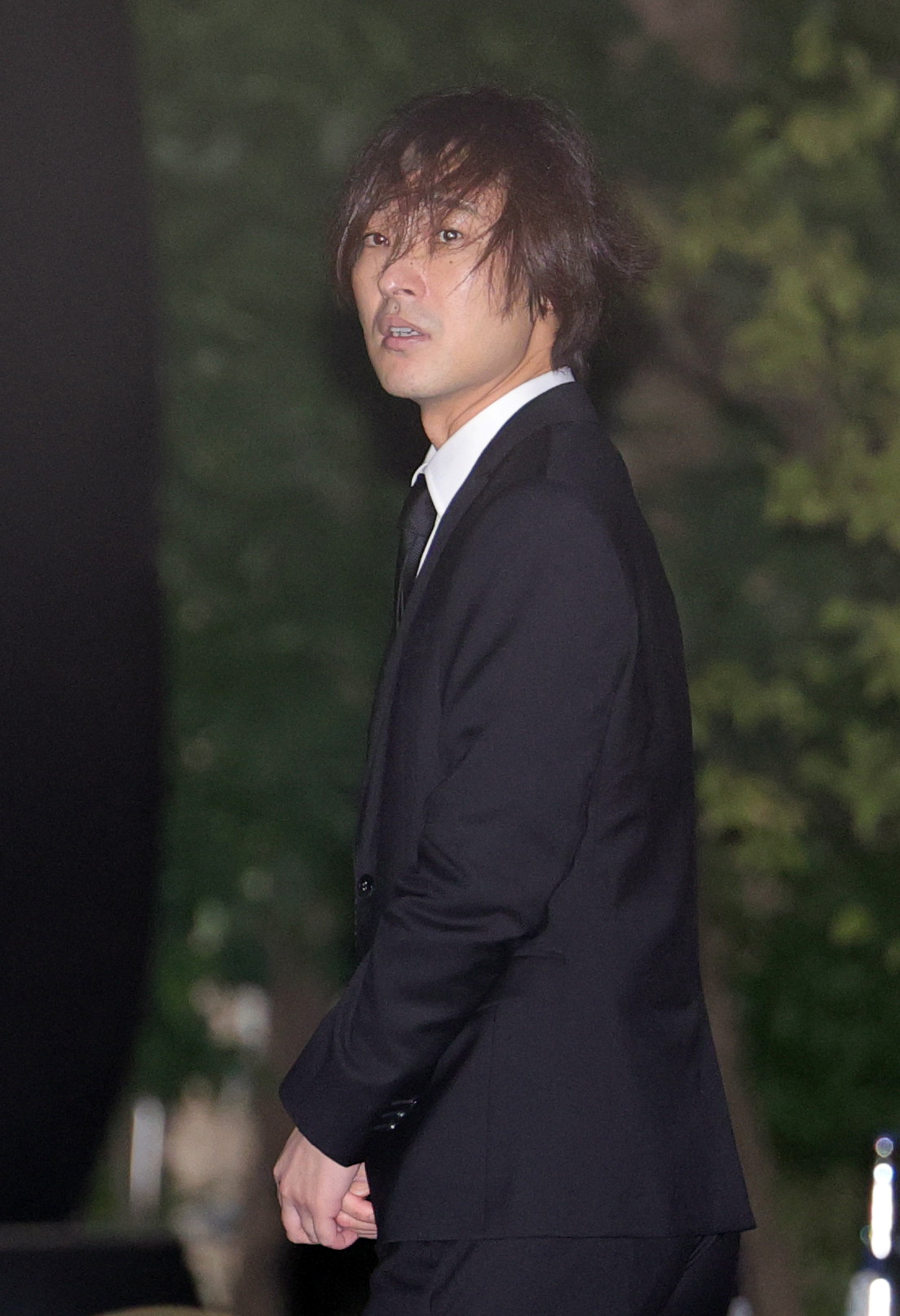 橋幸夫さんの通夜に参列した山内惠介（撮影・野上伸悟）