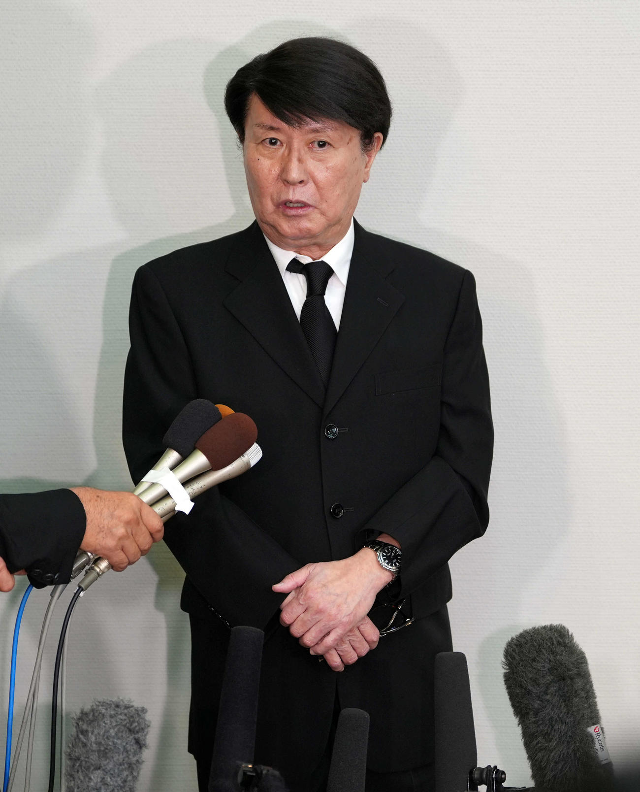 橋幸夫さんの通夜に訪れ、取材に応じた三善英史（撮影・小島史椰）