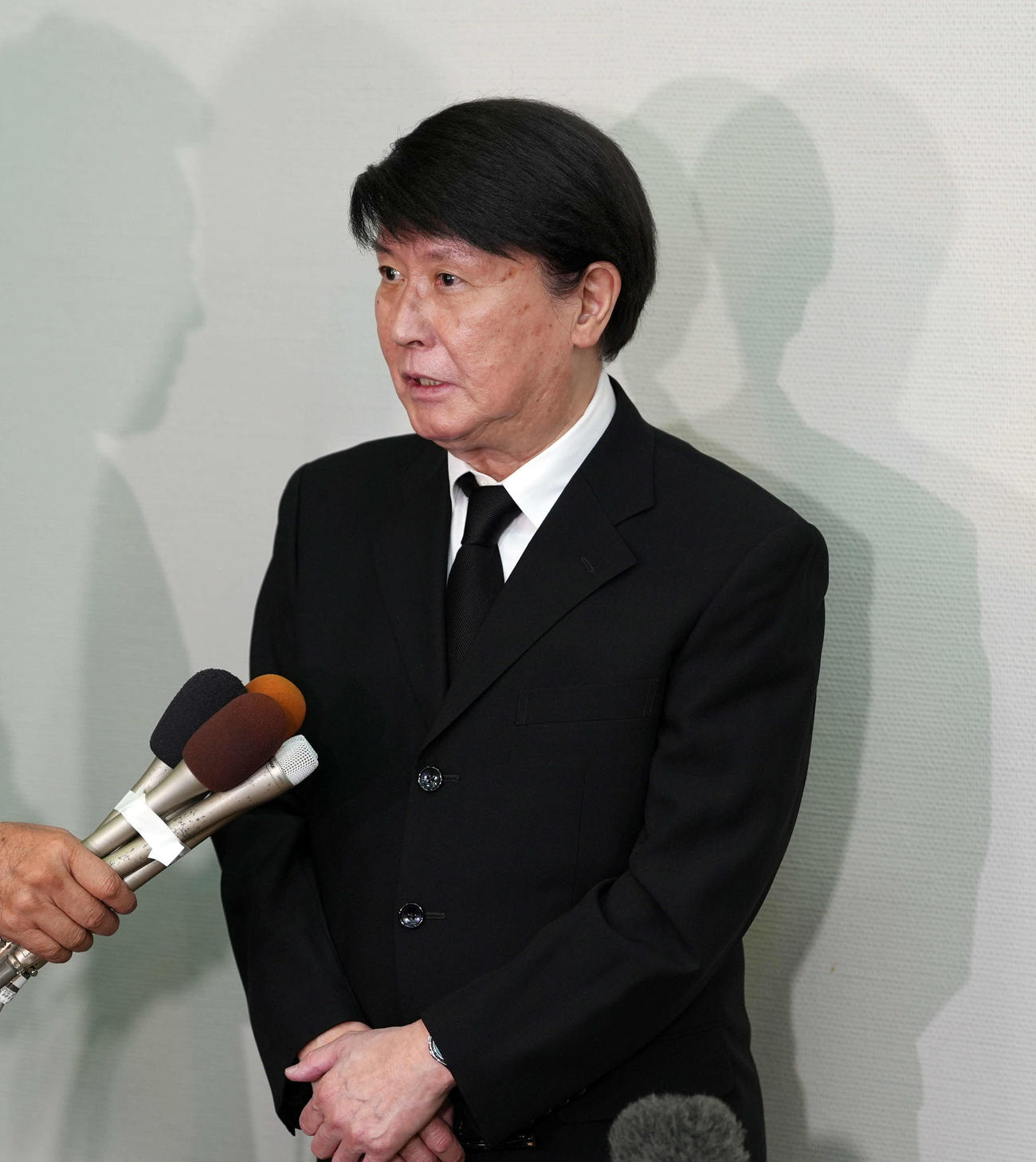 橋幸夫さんの通夜に訪れ、取材に応じた三善英史（撮影・小島史椰）