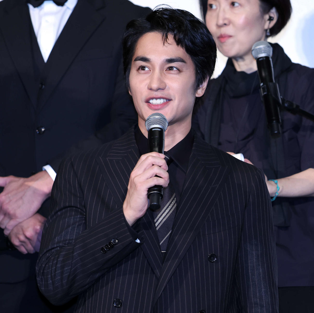 映画「宝島」東京プレミア　舞台あいさつに登壇し、話す中村蒼（撮影・山本朝陽）